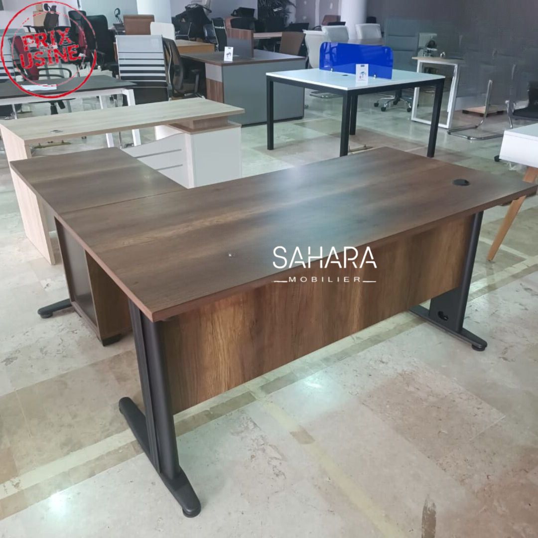 bureau avec retour sur piètements en métal